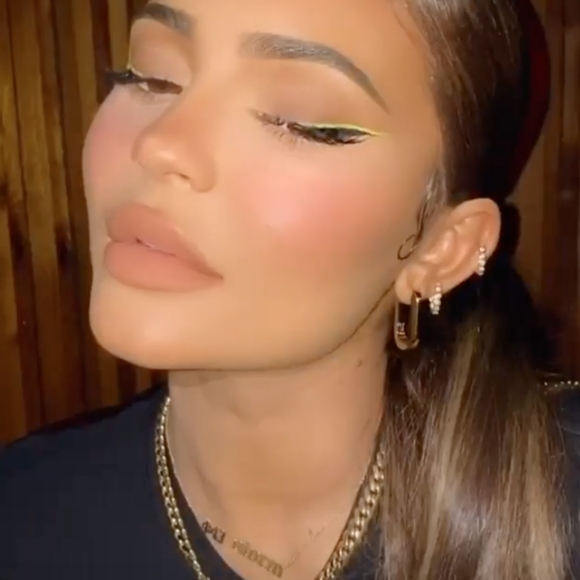 Romantic Beauty Yellow Eyeliner. - Picture 2 of 4